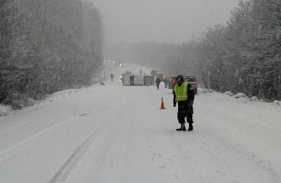 Debido a las intensas nevadas se produjeron varios despistes en la Ruta Nacional Nº3