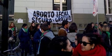 La protesta se llevó a cabo frente a la sede del Ministerio de Salud\u002E (Facebook)
