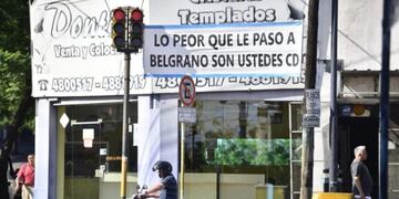 En Alberdi, aparecieron carteles contra la dirigencia de Belgrano\u002E