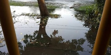 Reventó un caño de agua, se inundó una cuadra y el agua entró en tres casas en San Carlos
