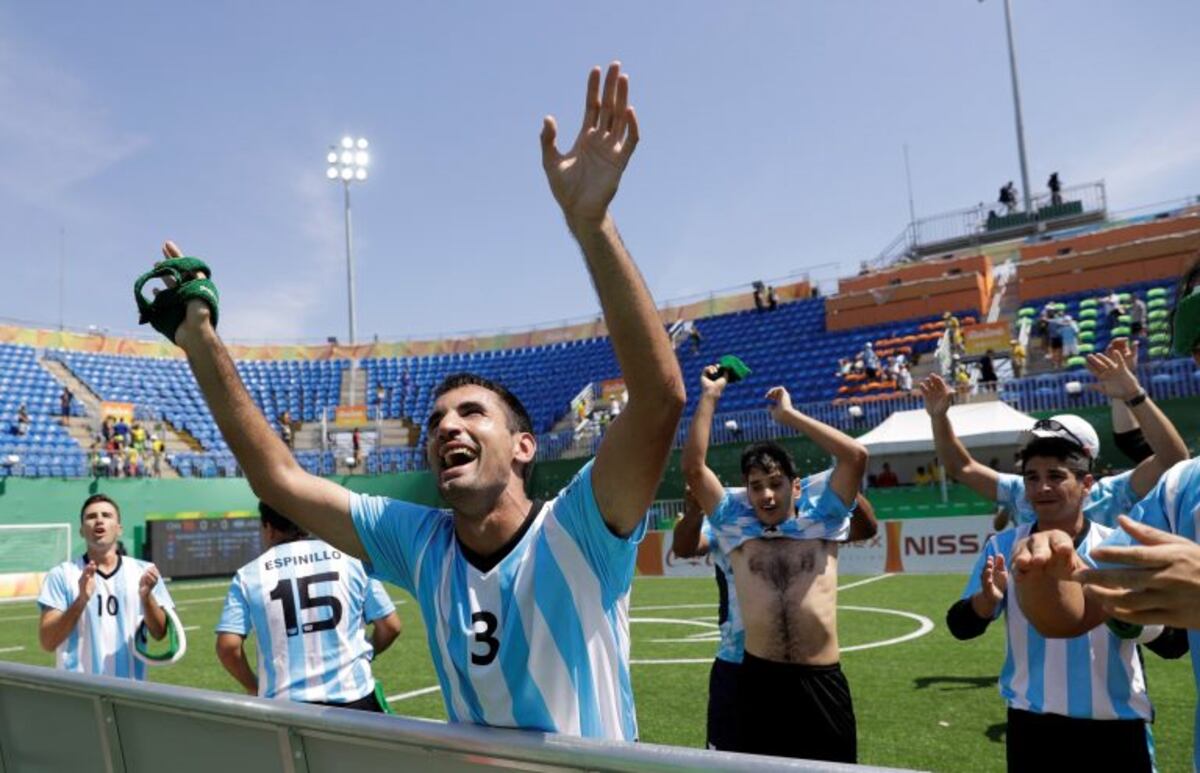 Argentina's Federico Accardi, center, celebrates at the end of a penalty shoot-out with China at a men's group B preliminary 5-a-side soccer match during the Paralympic Games in Rio de Janeiro, Brazil, Tuesday, Sept\u002E 13, 2016\u002E Argentina won 2-1 in a penalty shoot-out\u002E (AP Photo/Leo Correa) brasil rio de janeiro Federico Accardi brasil juegos paralimpicos rio 2016 futbol para no videntes seleccion argentina los murcielagos vs china