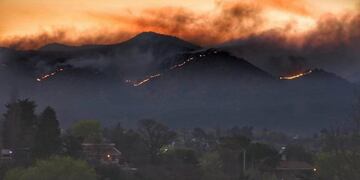 Incendio forestal entre Carlos Paz y San Antonio de Arredondo, a primeras horas de este martes 22 de septiembre\u002E (Foto: gentileza Charly Soto)\u002E