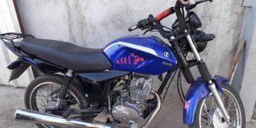 La moto de Gomez en el corralón de su padre\u002E Foto: Policía de San Luis