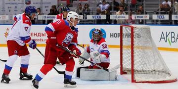 La caída de Putin en un partido de hockey sobre hielo\u002E