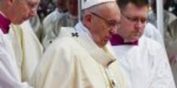 MALMOE (SUECIA), 01/11/2016.- El papa Francisco (c) oficia una celebraciu00f3n religiosa en el estadio Swedenbank de Malmoe (Suecia) hoy, 1 de noviembre de 2016. Francisco llegu00f3 ayer a Suecia para participar en las ciudades de Lund y Malmoe en los actos conjuntos entre luteranos y catu00f3licos organizados por la Federaciu00f3n Luterana Mundial en ocasiu00f3n del 500 aniversario de la Reforma. EFE/Vincenzo Pinto / POOL malmoe suecia papa francisco visita oficial del sumo pontifice actos conjuntos entre luteranos y catolicos Federacion Luterana Mundial