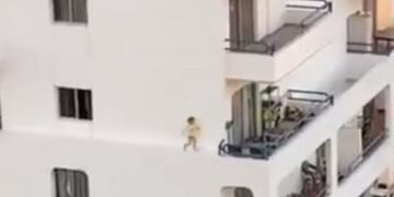 Una niña atemorizó a todos al correr por la cornisa de un edificio