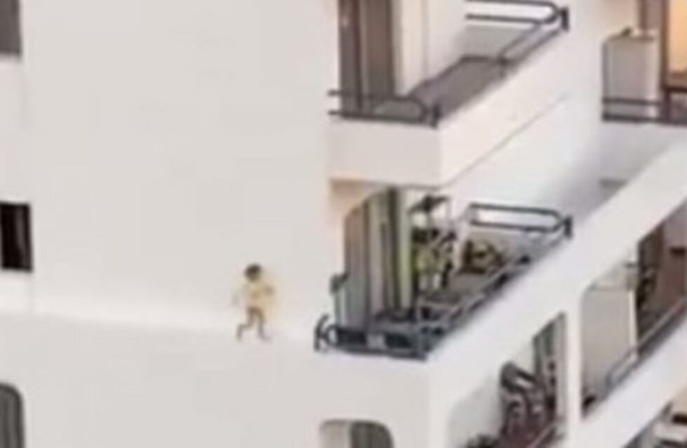 Video: una niña atemorizó a todos al correr por la cornisa de un edificio