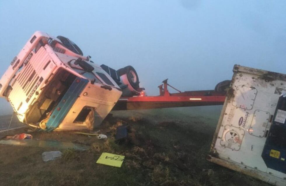 Un camión volcó en el km 269 de la Ruta 3: el conductor sufrió heridas leves