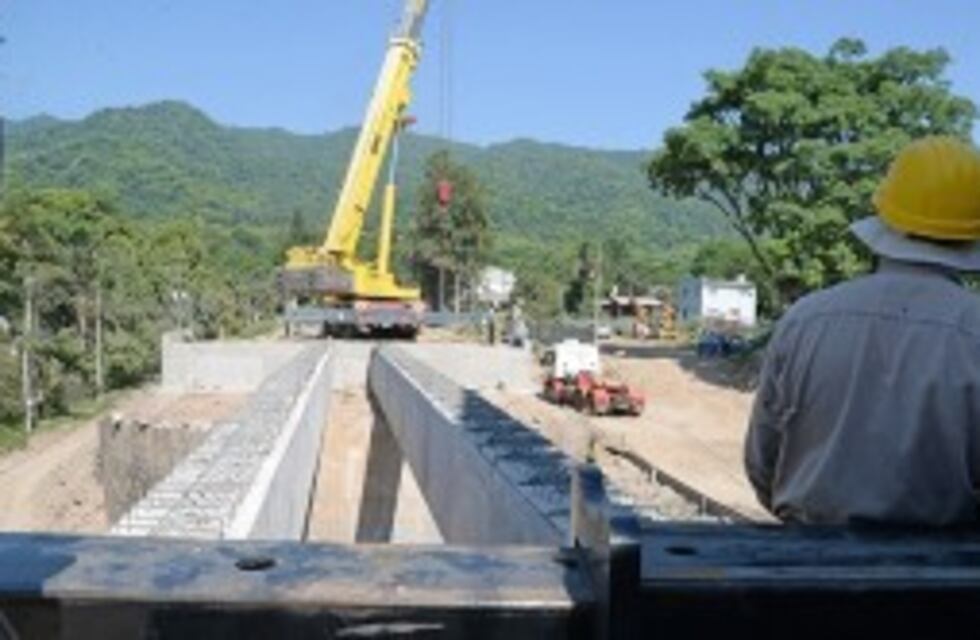 Instalaron las vigas del nuevo puente de El Corte