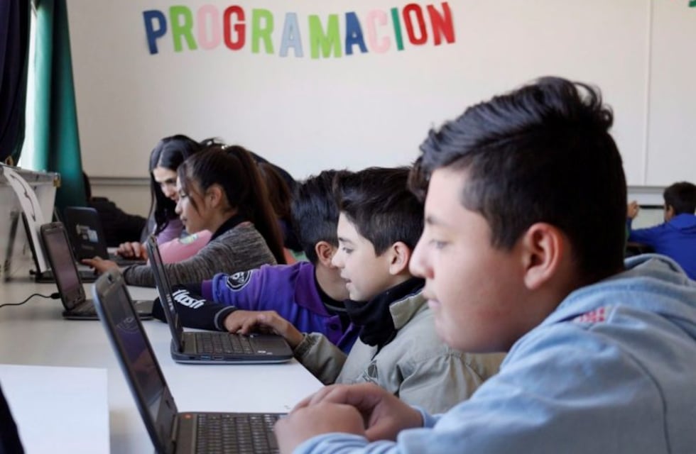 Casi 200 alumnos puntanos compiten en programación para viajar a EE.UU.