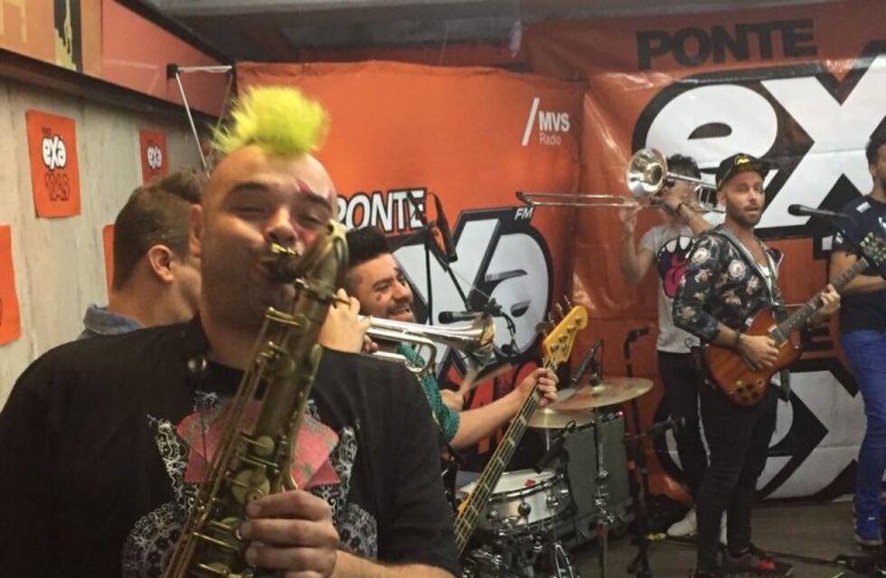 Los Caligaris cantaron en el subte mejicano