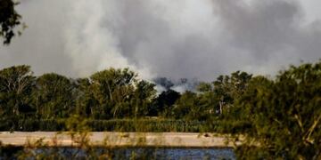 No les importa nada: sigue el fuego en las islas, pese a la prohibición (@MauroYasprizza)