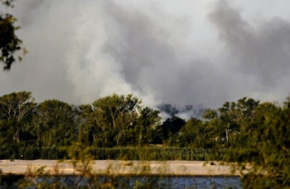 Apagaron nuevo incendio en islas frente a Rosario y demoraron a dos personas