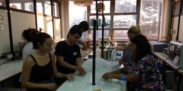 Estudiantes universitarios marplantenses se abocaron a producir alcohol en gel (Foto: Prensa Movimiento Evita MdP)