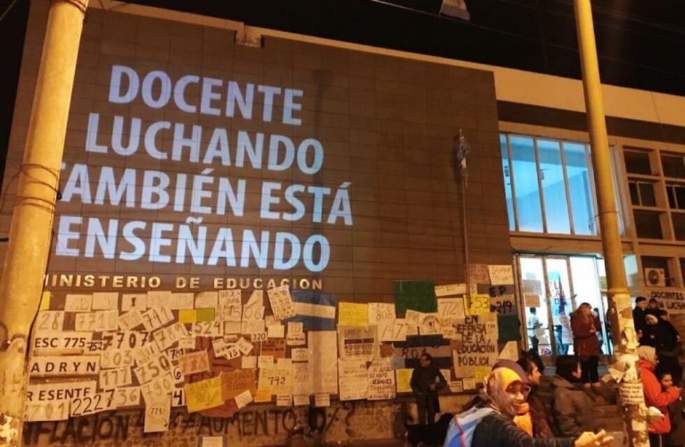 Tras 40 días de toma docentes se retiraron del Ministerio de Educación
