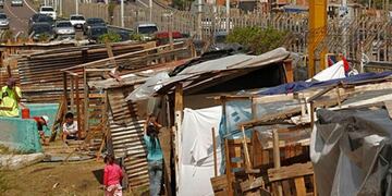 Según un estudio de la UCA, una de cada tres personas habita una vivienda precaria en el país\u002E