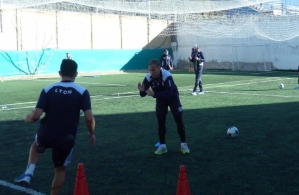 "Pepe" Romero, aún no firmó el contrato pero ya dirigió la práctica de la "Lepra"