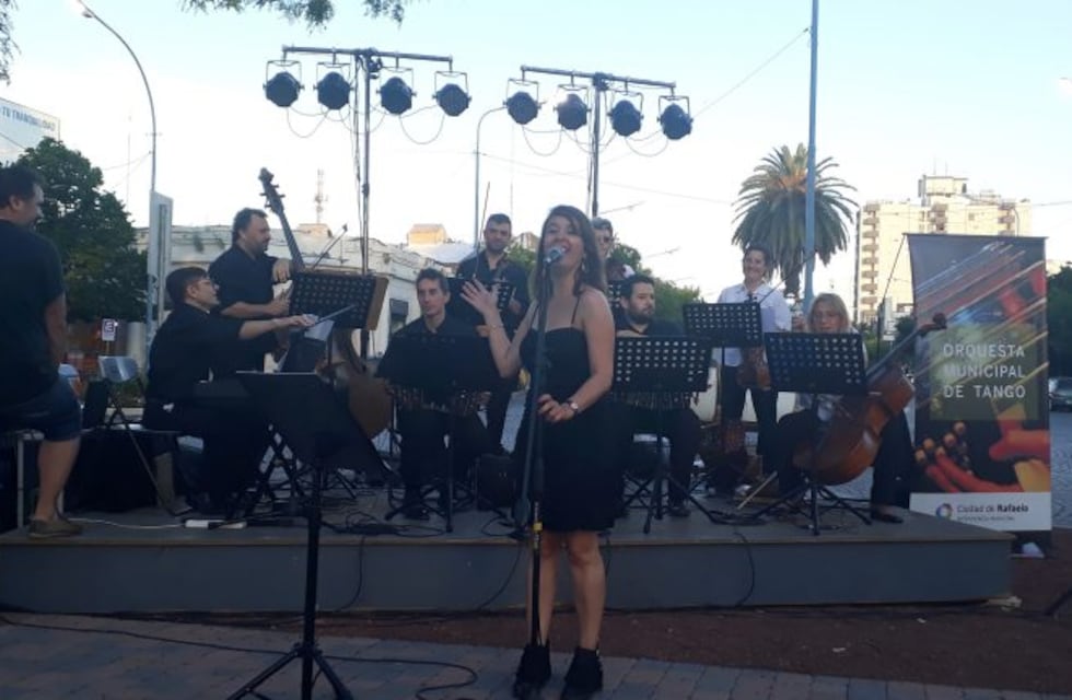 Feria de artesanías y música ciudadana en la Plaza 25 de Mayo