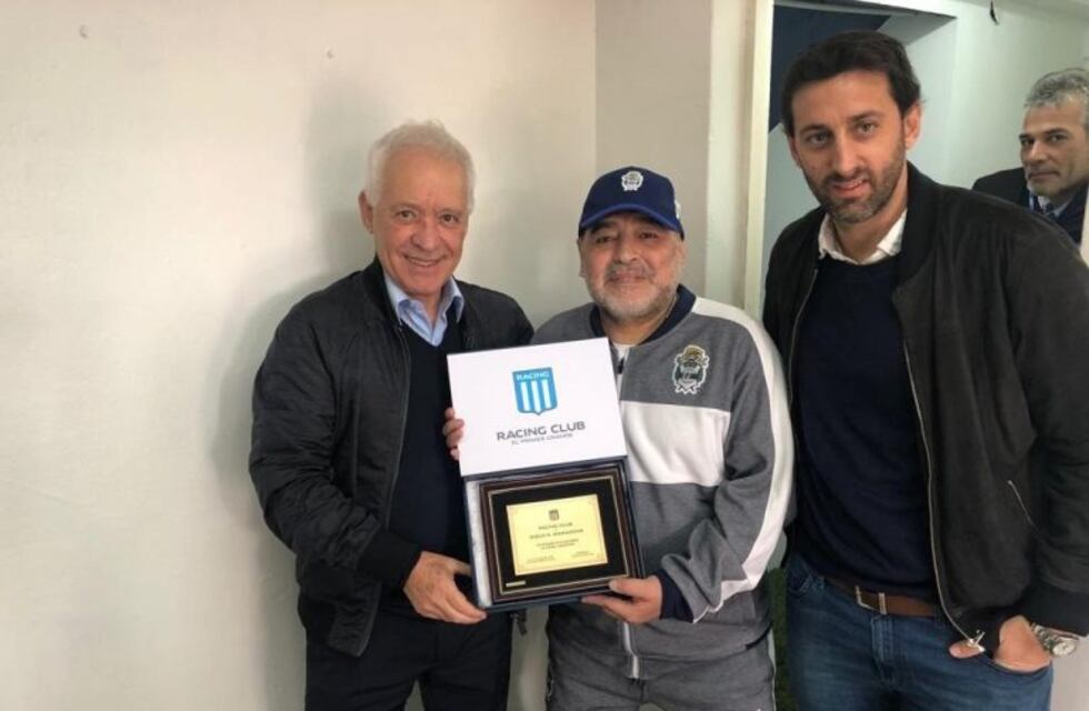 El regalo de Víctor Blanco y Diego Milito a Diego Maradona en la previa del partido