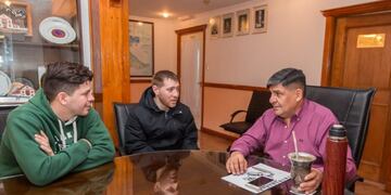 Arcando con referentes del voley fueguino