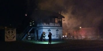 Vandalismo: incendiaron casilla ferroviaria en Juan Molina y las vías