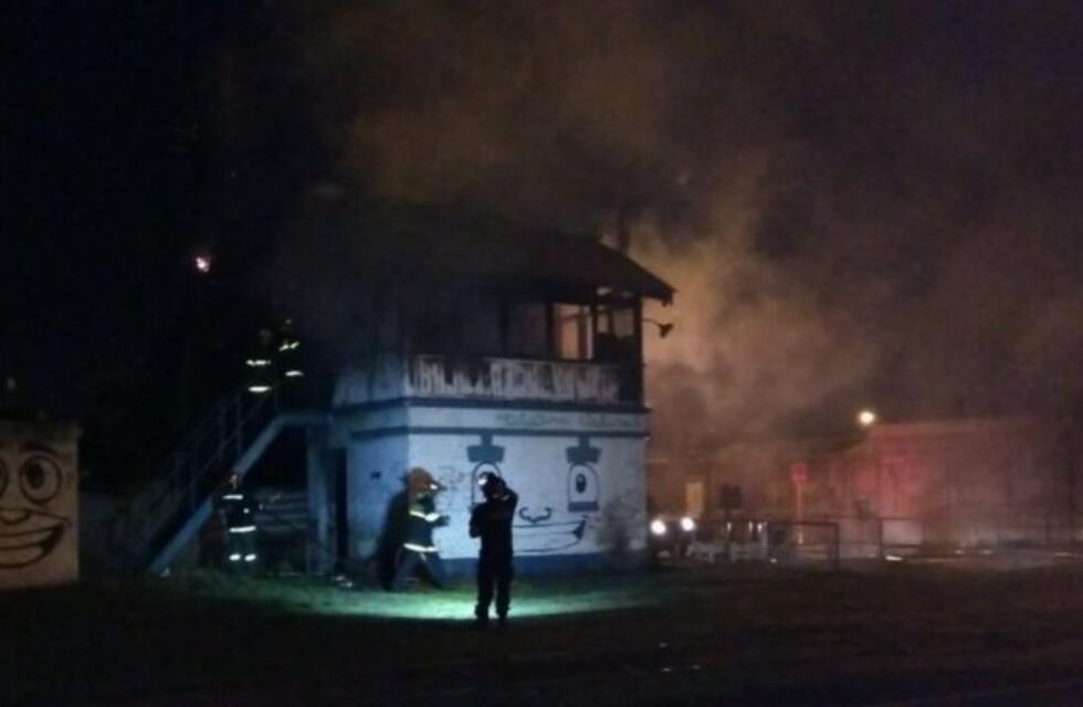 Vandalismo: incendian otra casilla de señales ferroviaria