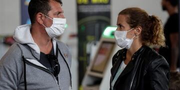 AME6386\u002E RIO DE JANEIRO (BRASIL), 20/03/2020\u002E- Dos pasajeros esperan conseguir vuelos para Argentina este viernes, en el aeropuerto internacional de Río de Janeiro (Brasil)\u002E Brasil comenzará a restringir la entrada de extranjeros en vuelos internacionales, pero no cerrará su espacio aéreo, como una medida para combatir la propagación del coronavirus, según anunció el ministro de Justicia, Sergio Moro\u002E Este jueves, Brasil amplió el cierre de fronteras con todos los nueve países limítrofes, después de haber anunciado el martes, inicialmente, una medida similar pero solo con Venezuela\u002E EFE/ Antonio Lacerda