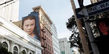 El rostro de la activista sueca asoma sobre la calle Mason en Union Square\u002E (@cobreart)