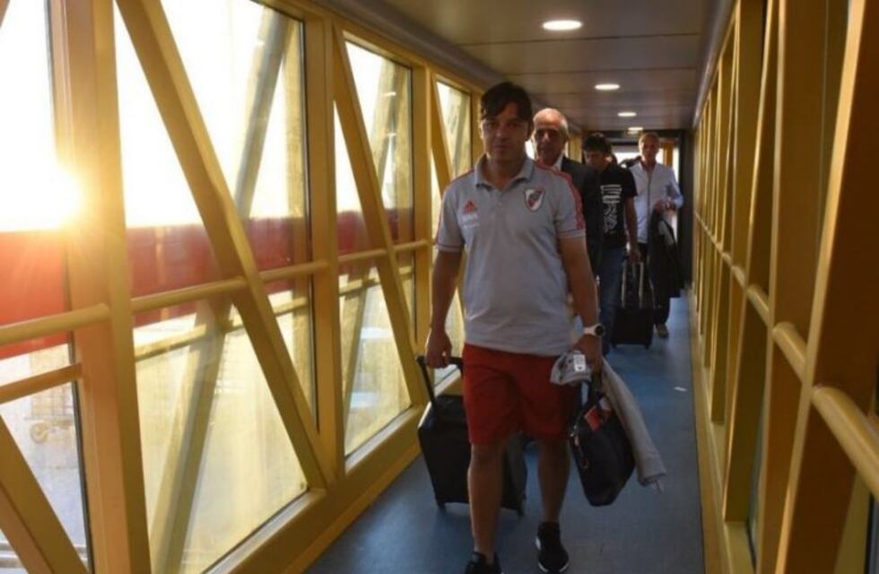 Centenares de hinchas recibieron al plantel de River en Mendoza