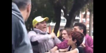 Manifestantes a favor de la despenalización del aborto denunciaron una sorpresiva agresión en Santa Fe\u002E (Captura de pantalla)