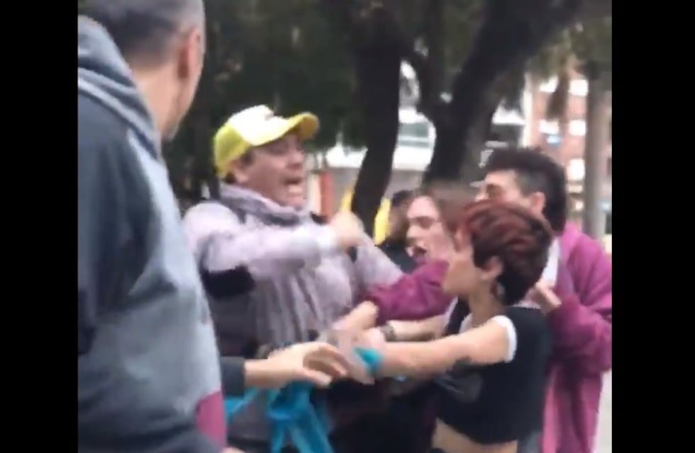 Echaron a una funcionaria del Ministerio de Seguridad por la agresión en un pañuelazo