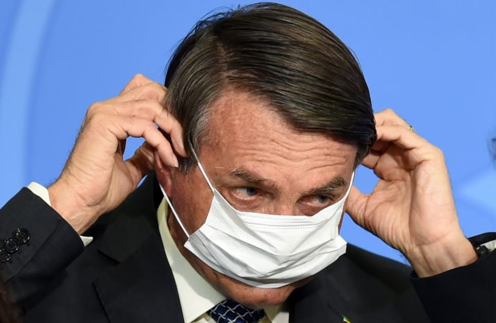 El papelón viral de Jair Bolsonaro: alzó a un hombre enano pensando que era un niño