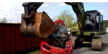 Trabajador municipal de Paraná compactó el auto de un vecino