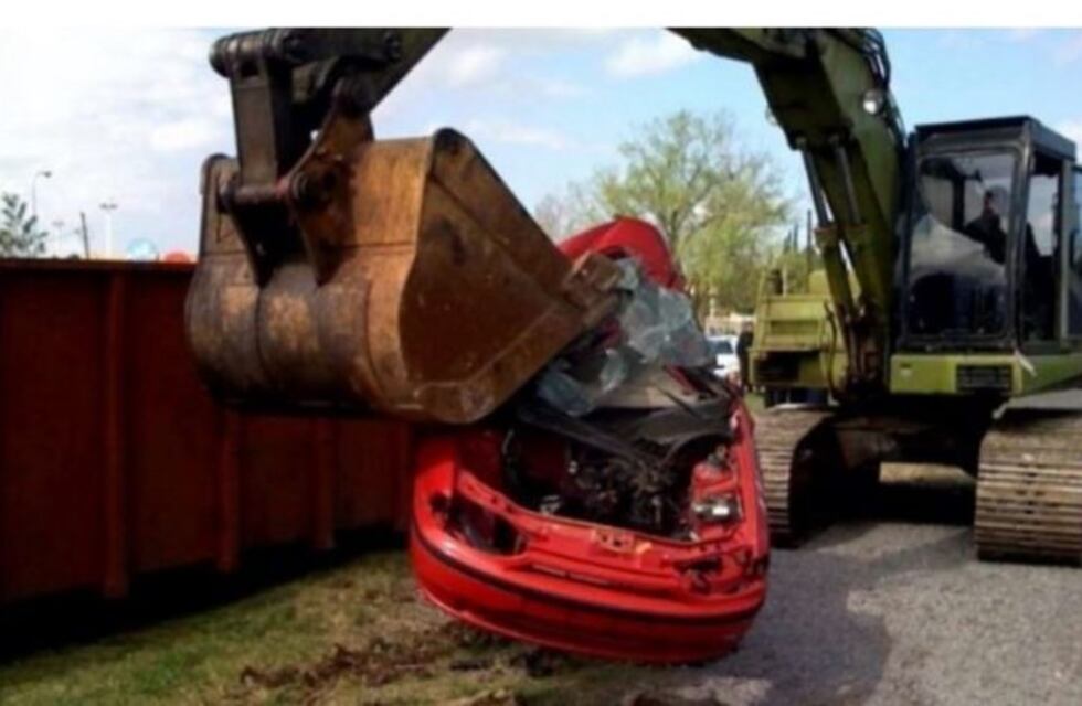Insólito: un trabajador municipal compactó el auto de un vecino