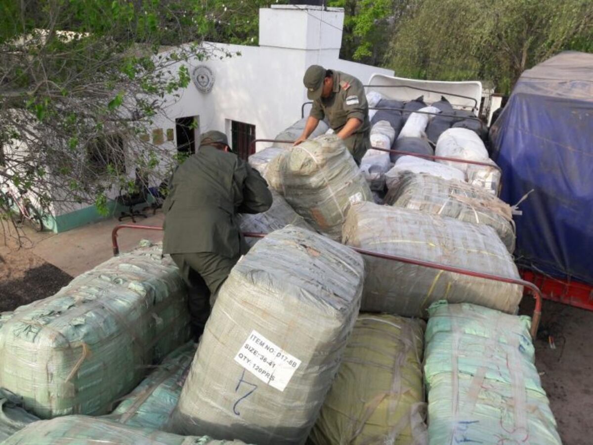 Gendarmería secuestró un millonario cargamento de mercadería ilegal en Ceres\u002E (Gendarmería)