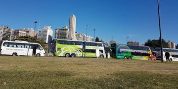 Empresarios del sector de transporte turístico se manifestaron en el Monumento (Rosario Nuestro)