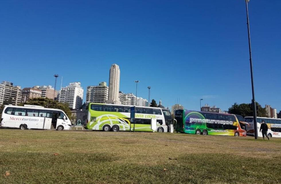 Protesta de empresarios del transporte turístico en el Monumento a la Bandera