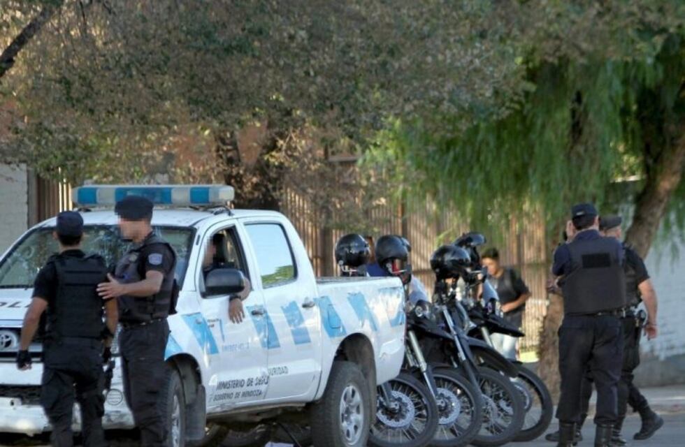 Le pidieron los papeles y agredió a la policía