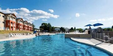 Cuatro piscinas descubiertas en el Howard Johnson de Carlos Paz