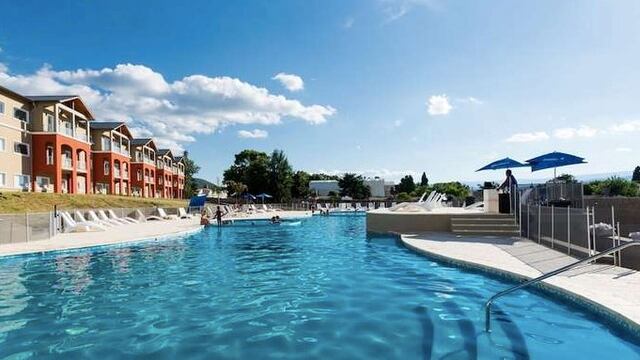 Cuatro piscinas descubiertas en el Howard Johnson de Carlos Paz