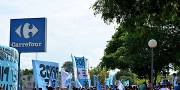 Barrios de Pie se acercó a pedir donaciones ante el hipermercado Carrefour de Resistencia\u002E