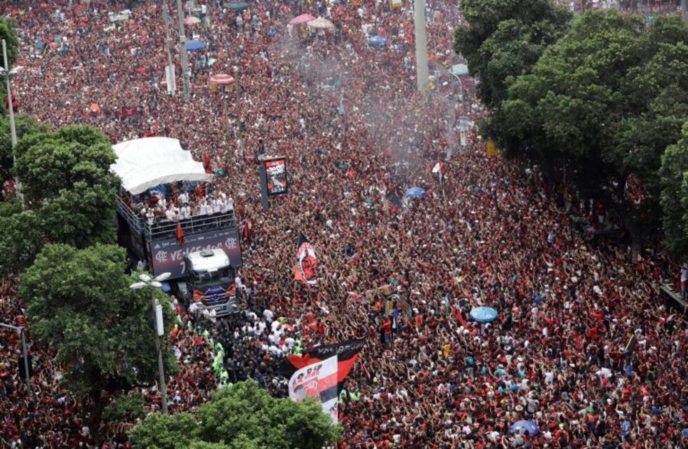 Multitudinaria recibida a Flamengo: los hinchas inundaron las calles de Río de Janeiro