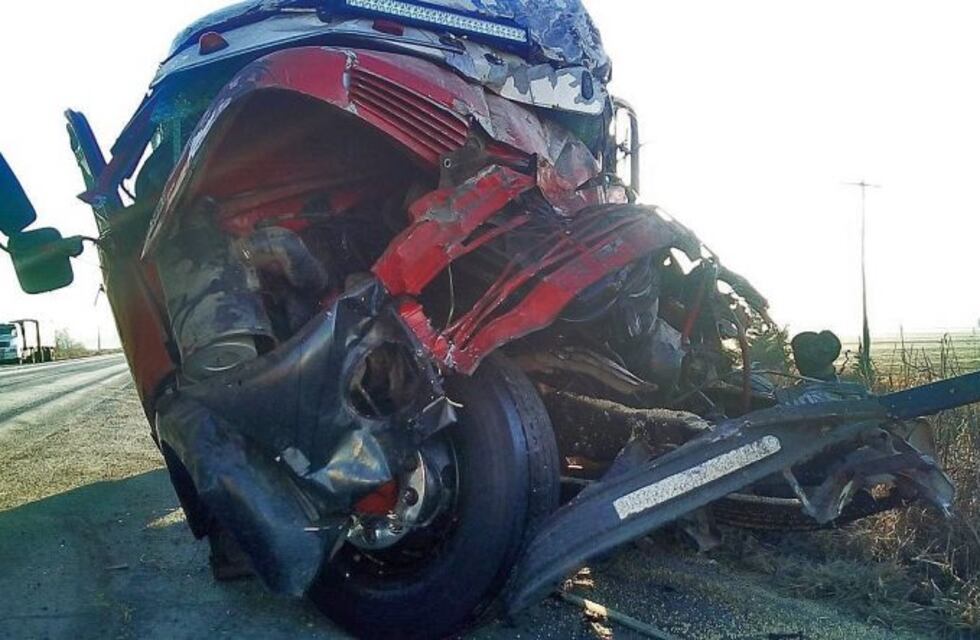 Chofer sufrió la fractura de una pierna tras ser embestido por un camión