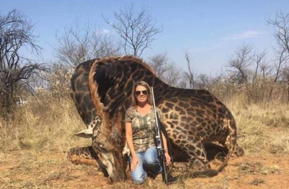 Posó orgullosa junto al cadáver de una jirafa y desató una ola de críticas