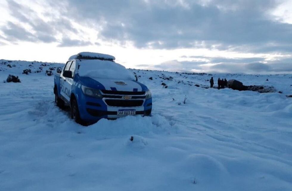 Temporal de nieve en Neuquén: fueron a rescatar a una persona y quedaron atrapados