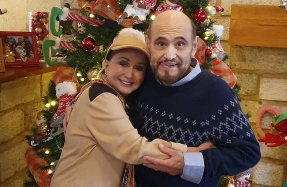 La Chilindrina y el Señor Barriga a los besos en una fiesta