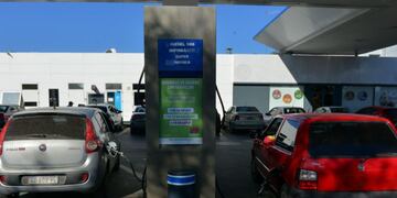 Las mangueras no pueden “cruzar” el vehículo, por eso deben estacionarse de manera que la tapa del tanque quede junto al surtidor\u002E