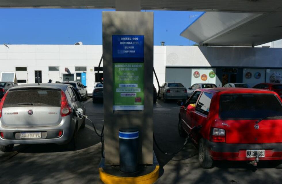 Cada vez más estaciones buscan que la tapa del tanque quede del lado del surtidor