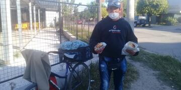 Walter Luque vende pan casero en la esquina de Mariano Moreno y Carlos Pontin en Arroyito