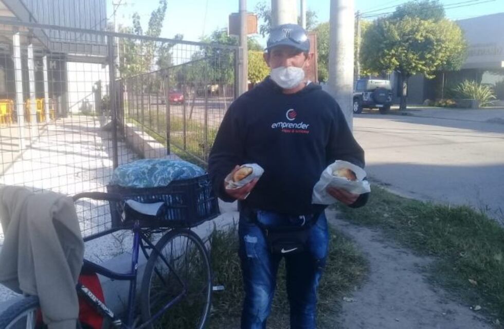 Para salir adelante amasa el pan casero en la madrugada y luego lo vende en una esquina de Arroyito